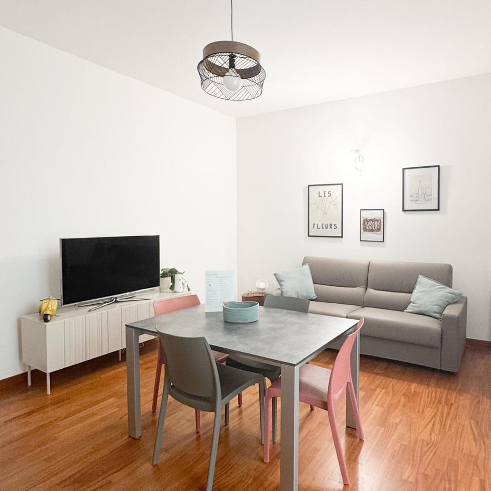 Communal lounge/ TV room, TV and multimedia, Living room, Seating area, Dining area