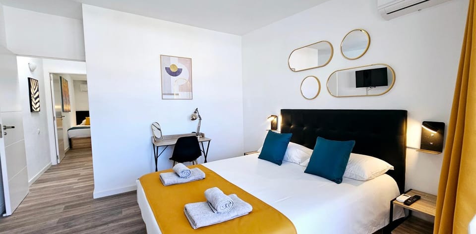Bed, Photo of the whole room, Seating area, Bedroom, towels, air conditioner