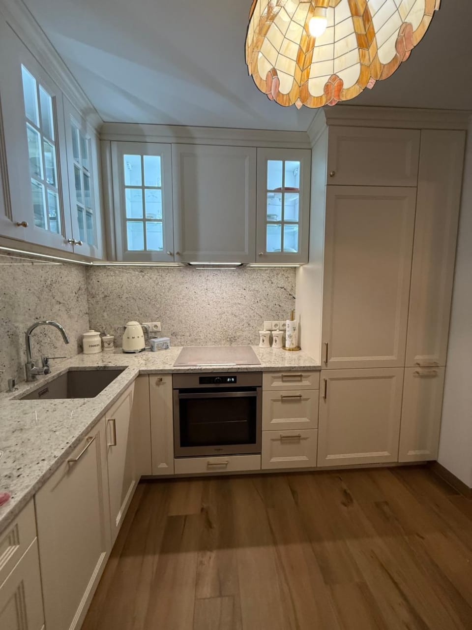 Coffee/tea facilities, Kitchen or kitchenette, stove