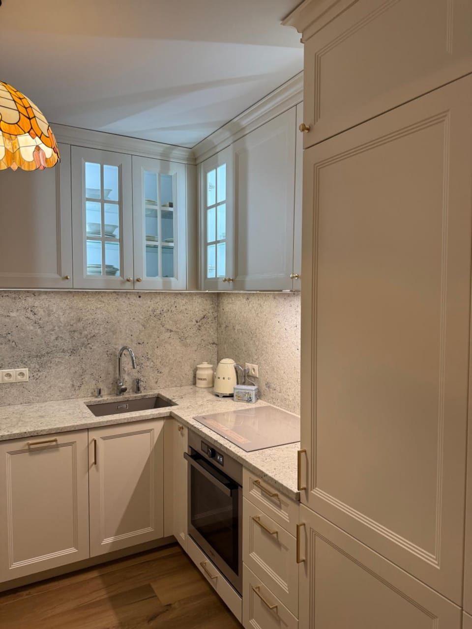 Kitchen or kitchenette, dishwasher, stove