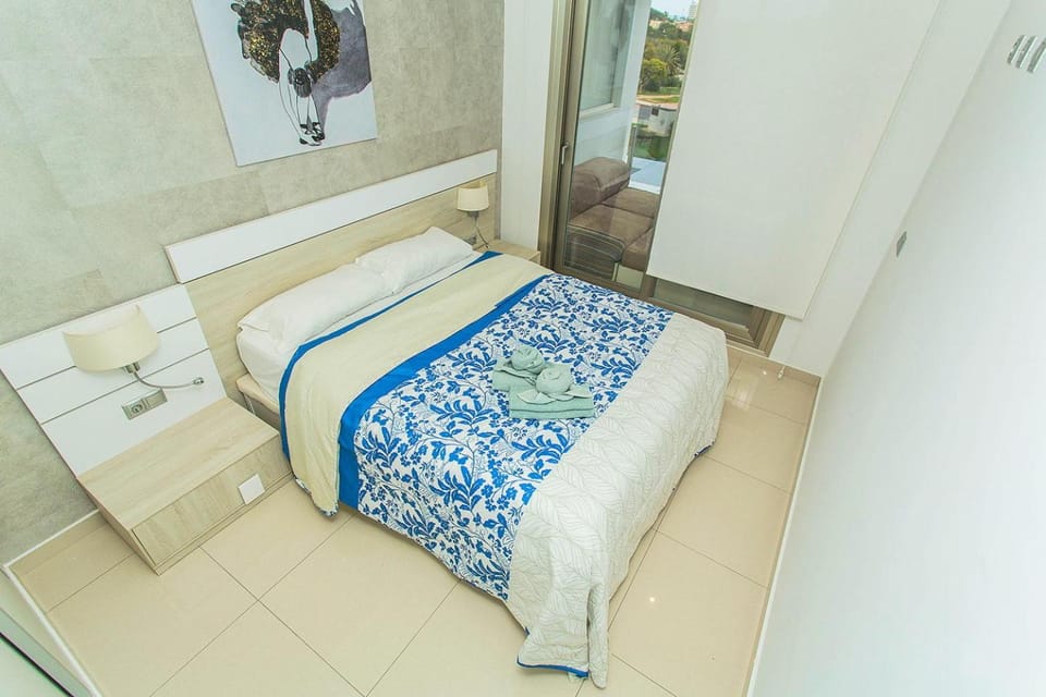 Bed, Bedroom, towels