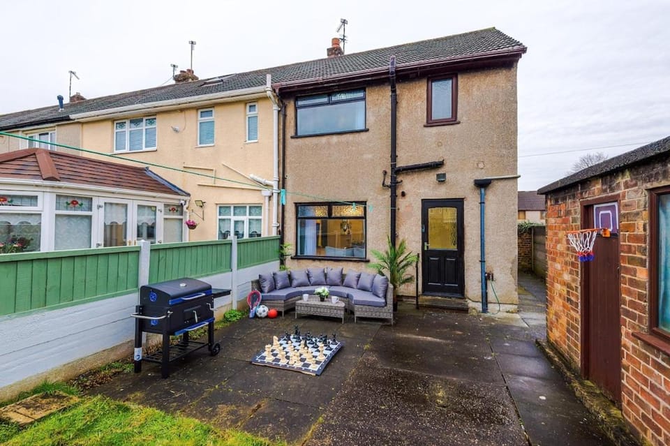 New 2 Bed House - Perfect for Contractors & Families In St Helens Weekly & Monthly Stays House in St Helens