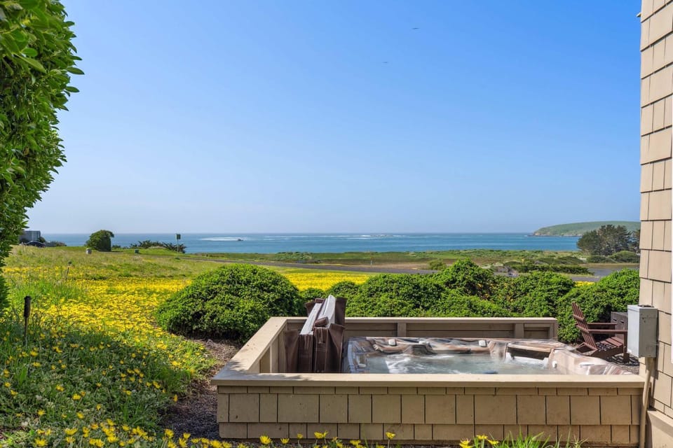Breathtaking Views of the Pacific Ocean Rooftop Balcony Gourmet Kitchen and Hot Tub overlooking Golf Course House in Bodega Bay
