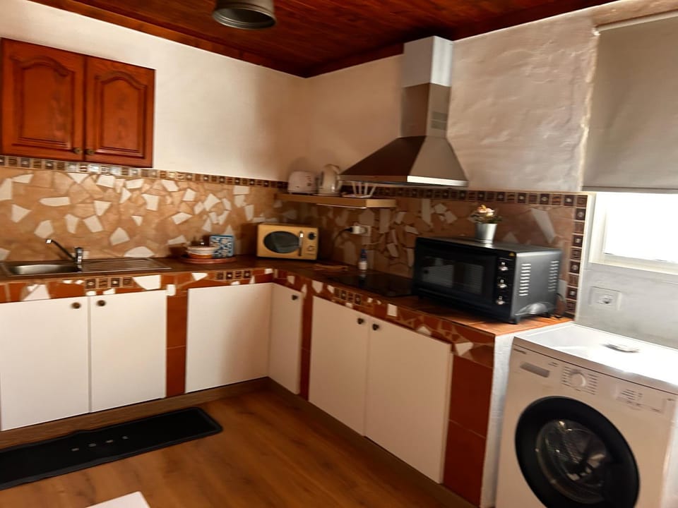 Coffee/tea facilities, Kitchen or kitchenette, oven, pet friendly, toaster, washing machine