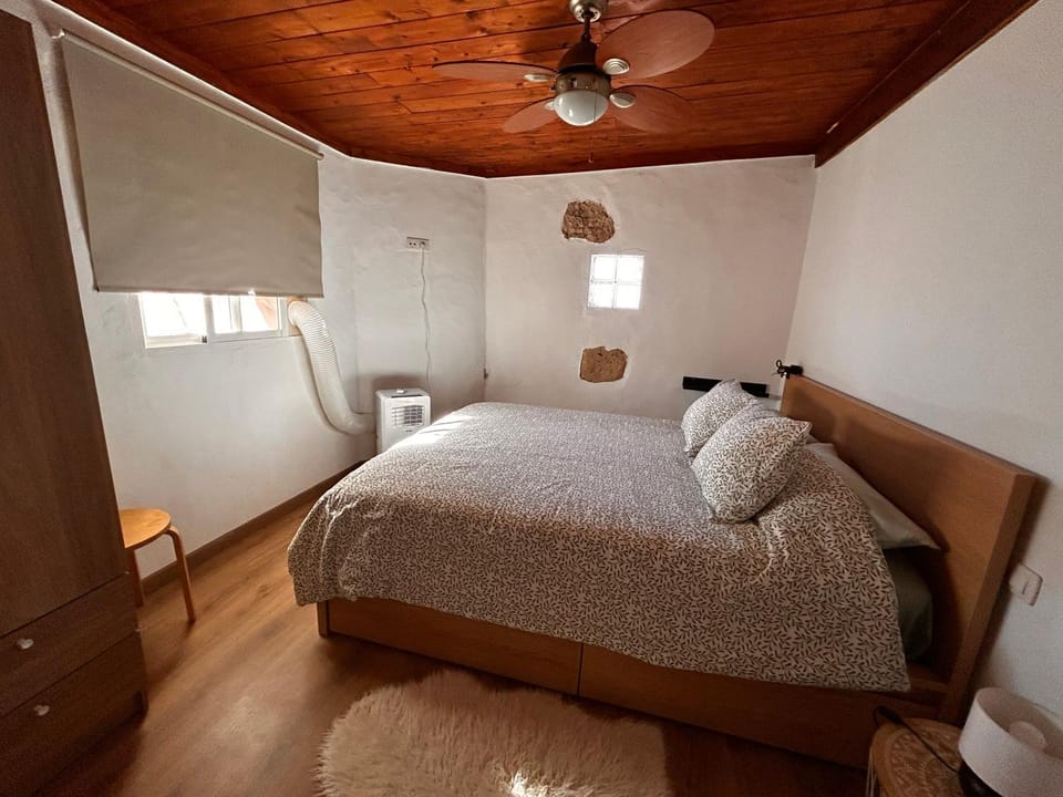 Bed, Bedroom, air conditioner