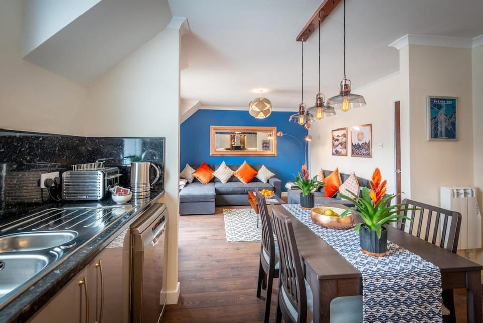 Kitchen or kitchenette, Living room, Seating area, Dining area