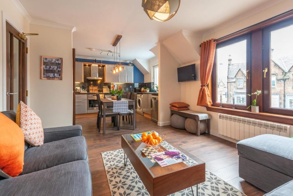 Kitchen or kitchenette, Seating area, Dining area