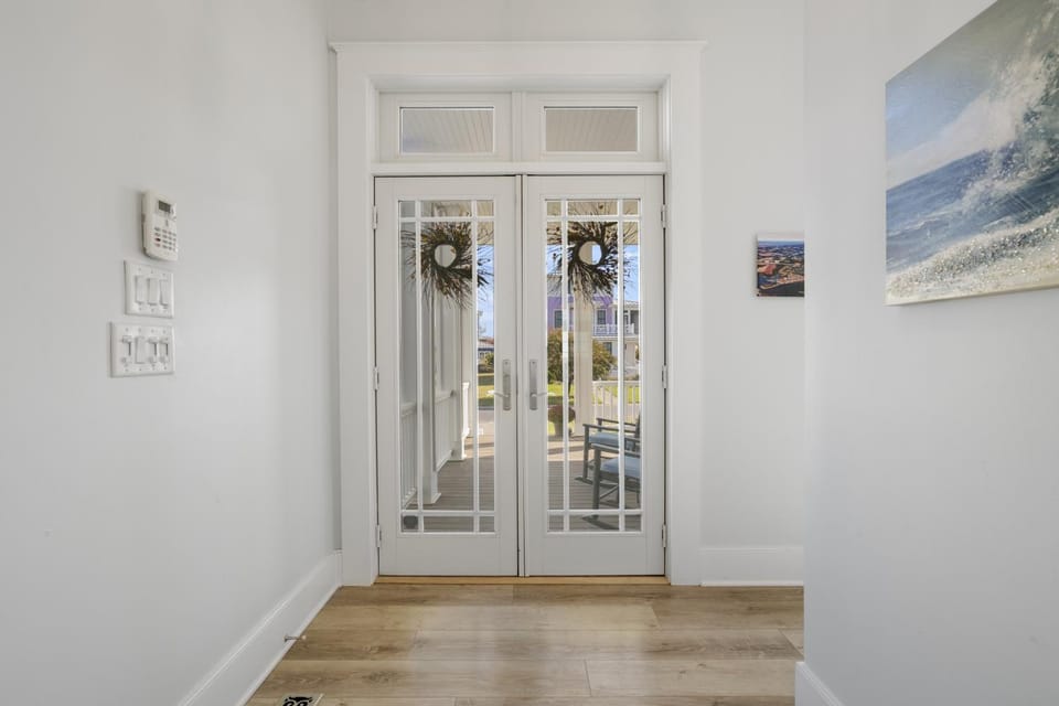 The Blue Pearl - Luxurious beachfront living with community pool! House in Cape Charles