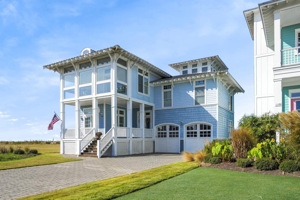 The Blue Pearl - Luxurious beachfront living with community pool! House in Cape Charles