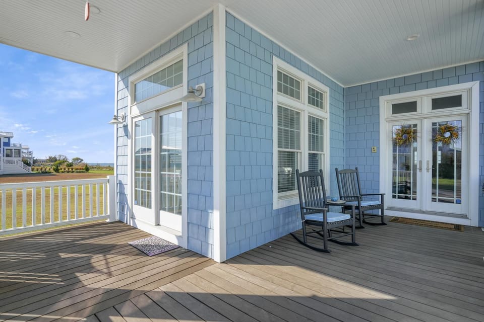 The Blue Pearl - Luxurious beachfront living with community pool! House in Cape Charles
