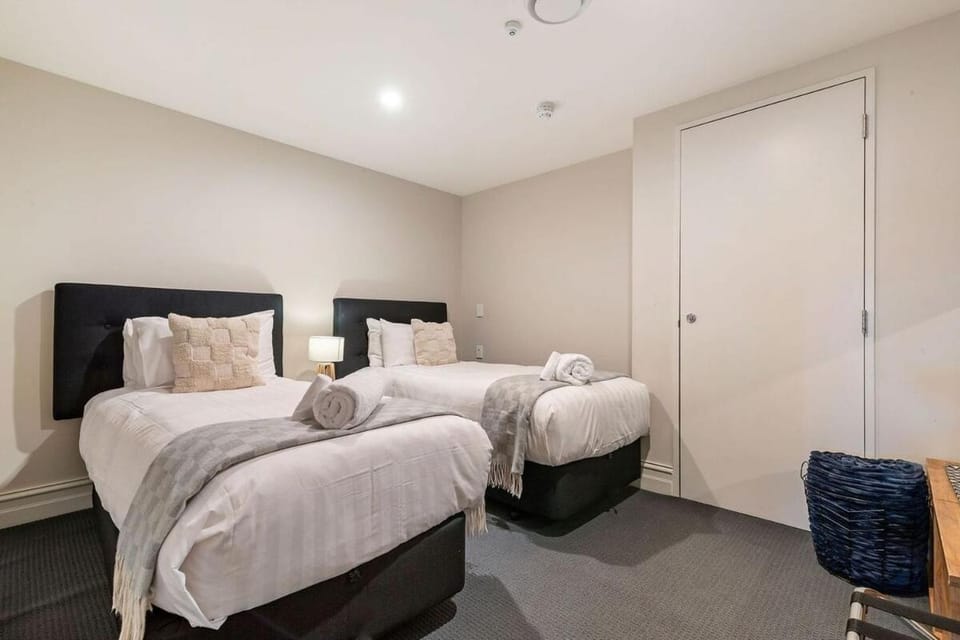 Central Queenstown Garden apt just steps to town Apartment in Queenstown