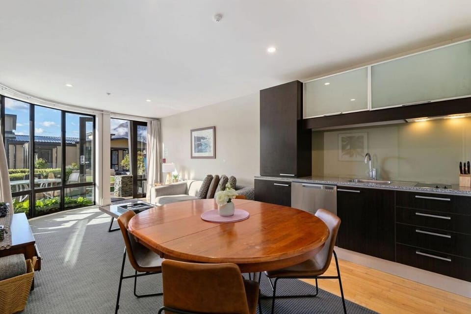 Central Queenstown Garden apt just steps to town Apartment in Queenstown