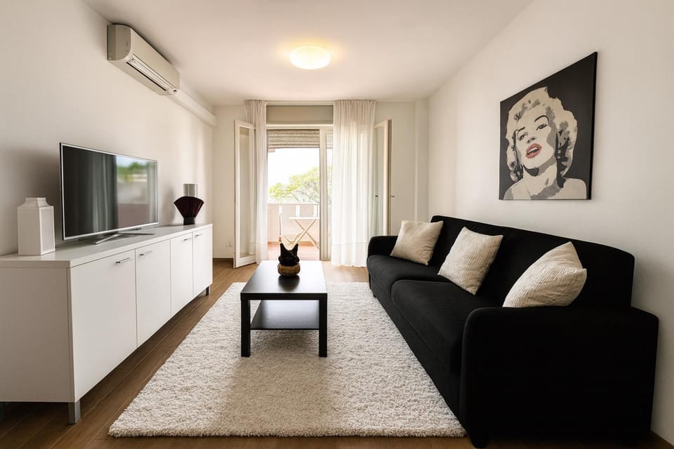 Communal lounge/ TV room, TV and multimedia, Living room, Seating area, air conditioner