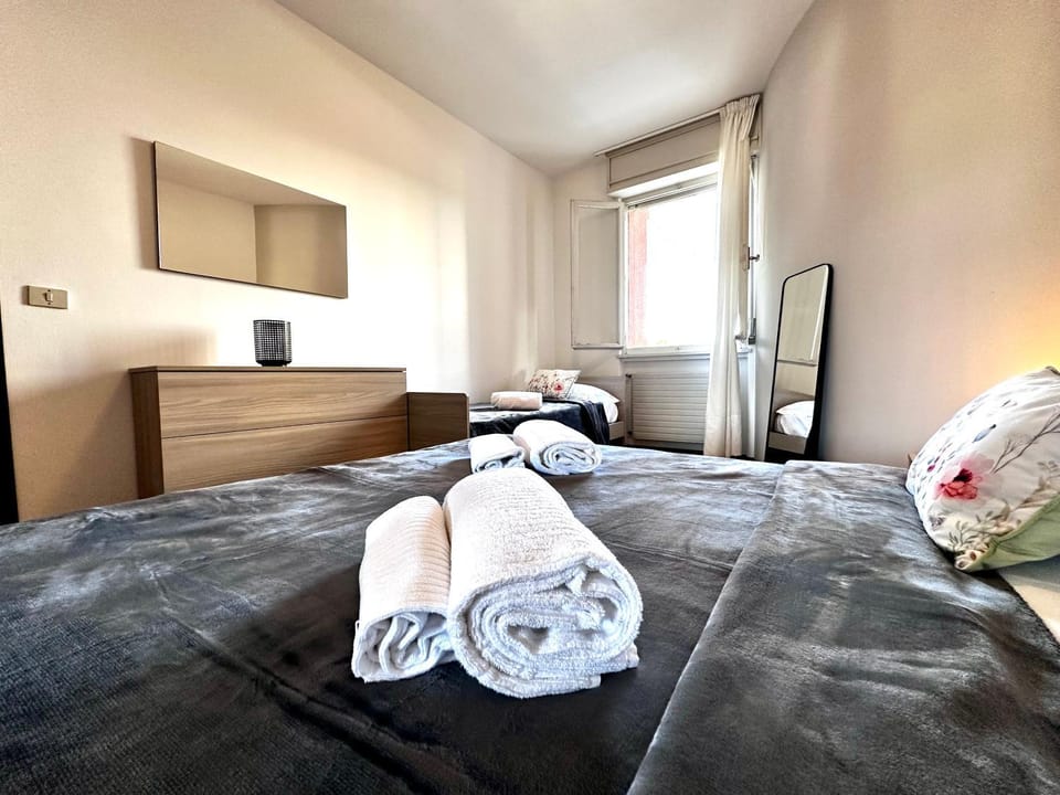 Bed, towels