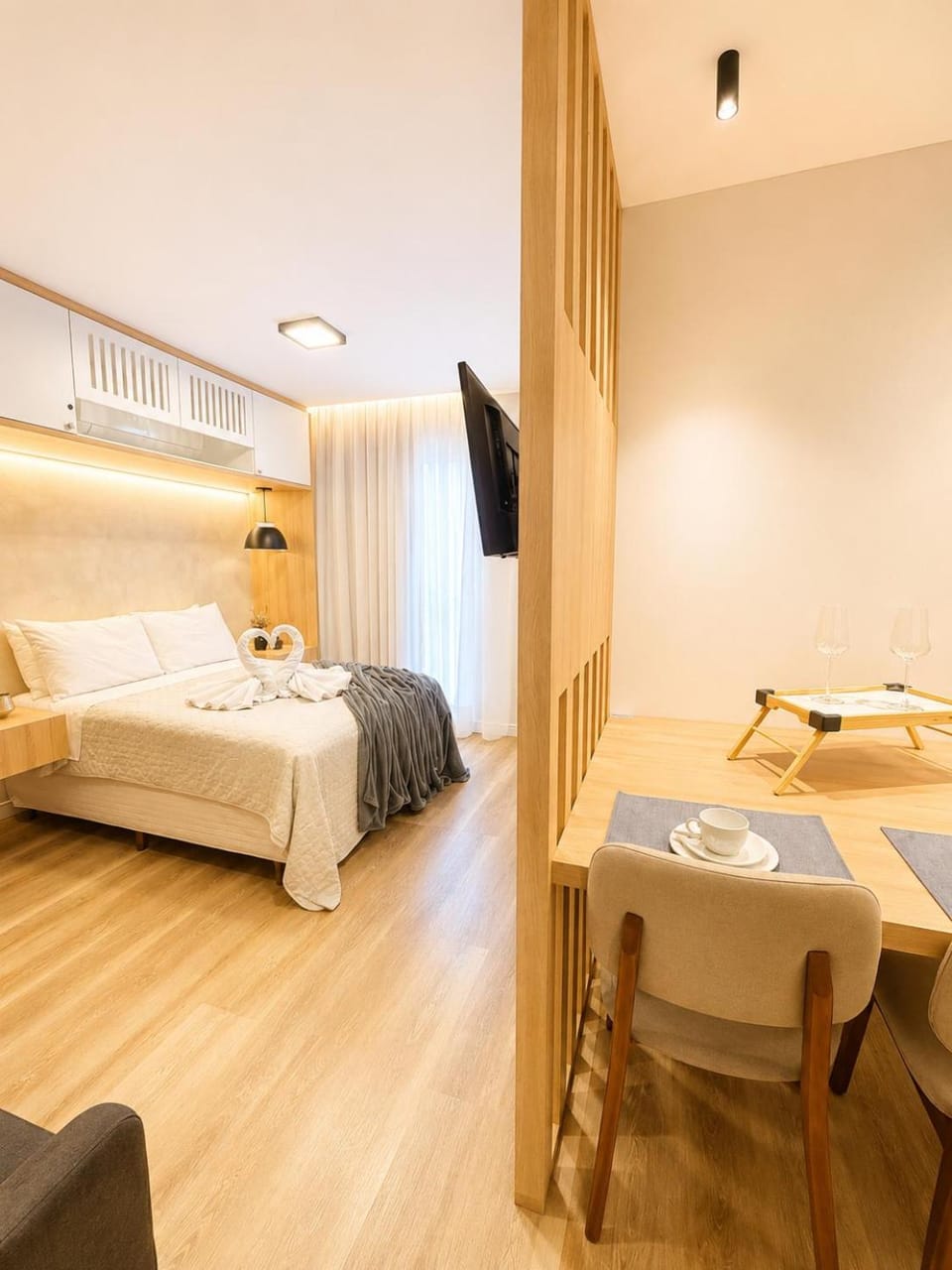 Bed, TV and multimedia, Living room, Photo of the whole room