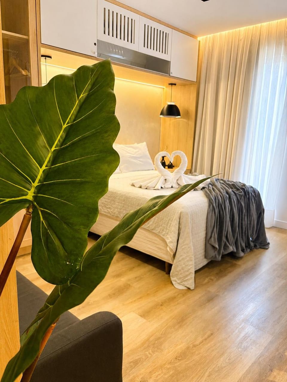 Bed, Photo of the whole room, towels, air conditioner