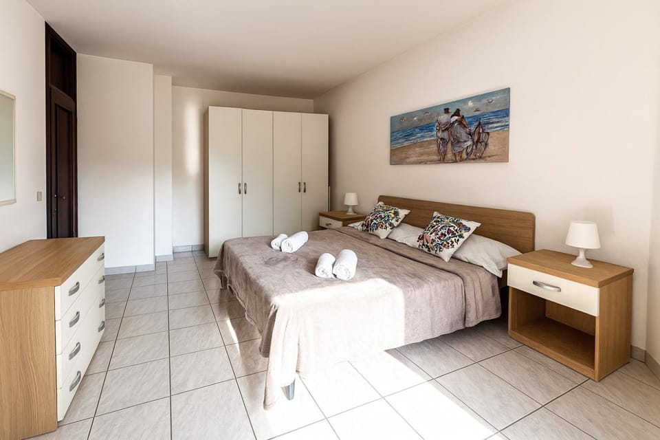 Bedroom, towels, wardrobe