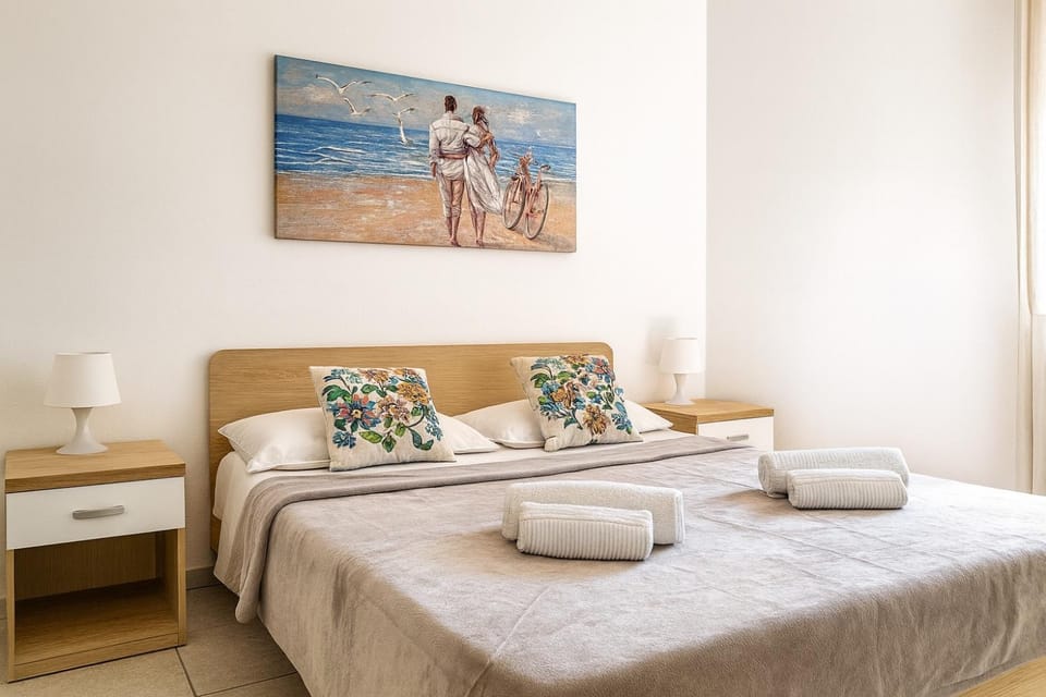 Bed, Bedroom, towels