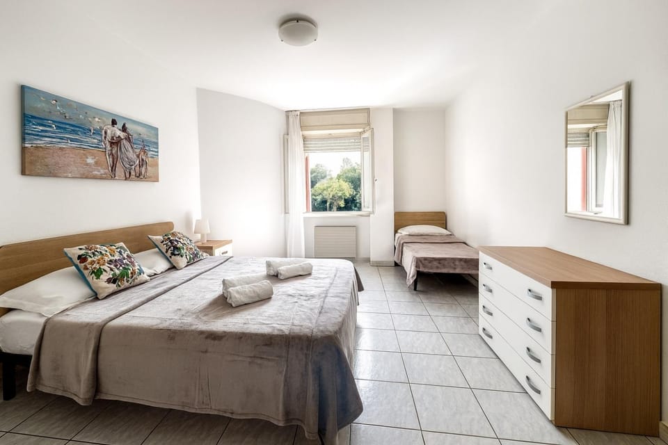 Bed, Bedroom, towels