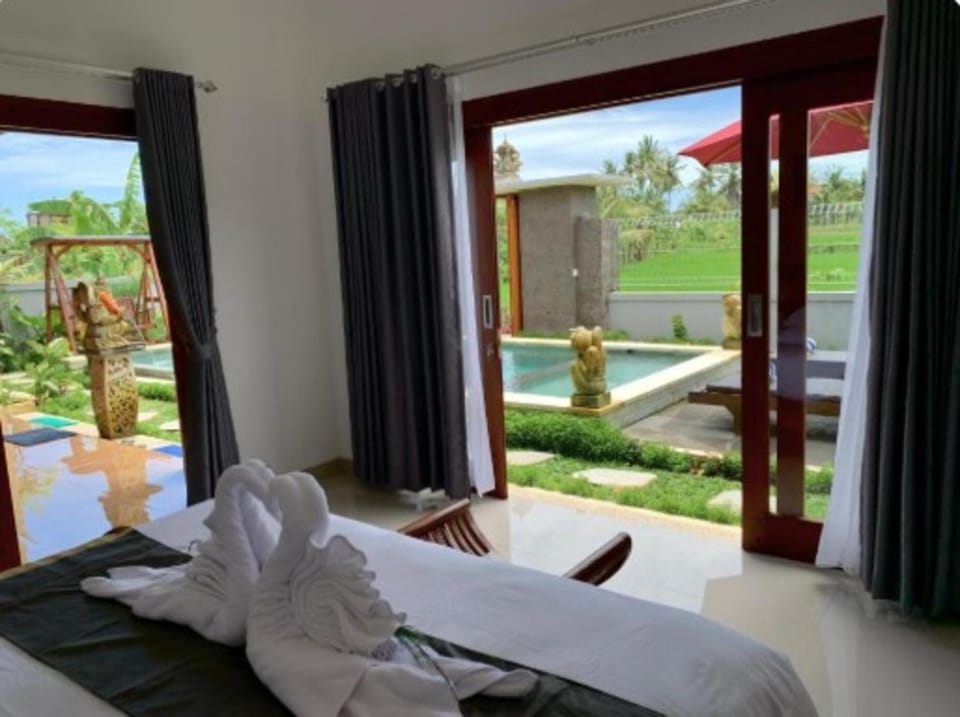 Patio, Spring, Bed, Day, Natural landscape, Garden, View (from property/room), Balcony/Terrace, Photo of the whole room, Bedroom, Garden view, Pool view, Swimming pool, sunbed, towels