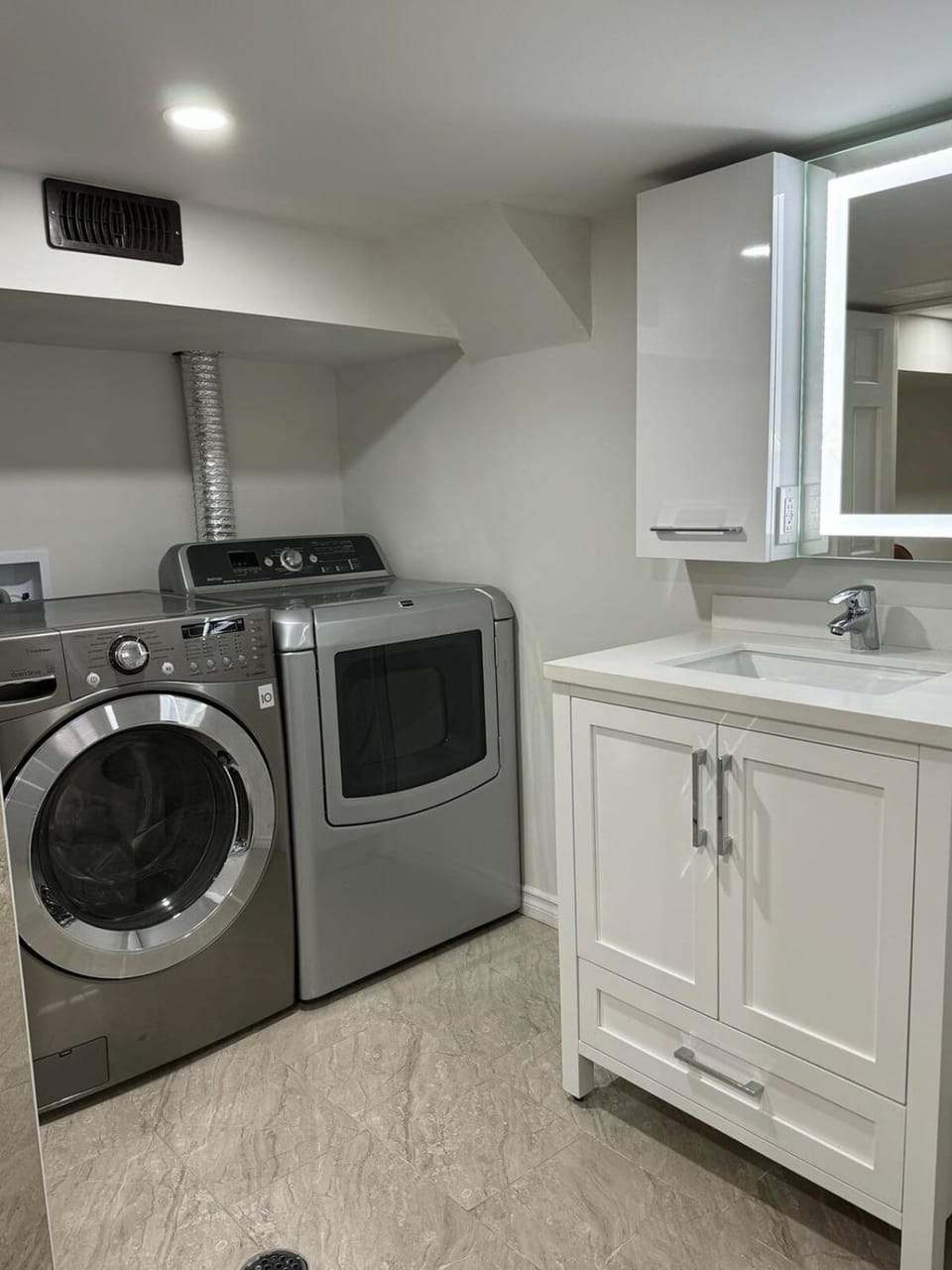 Cozy Suite-Walk to the Falls Apartment in Niagara Falls