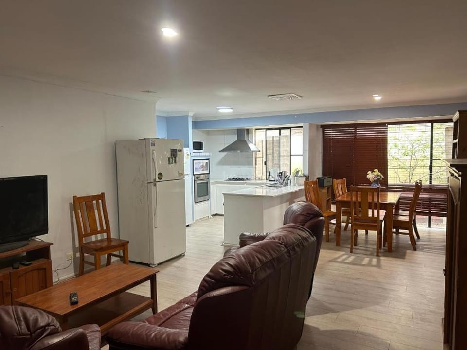 lovely double room share bathroom and kitchen Vacation rental in Canning Vale