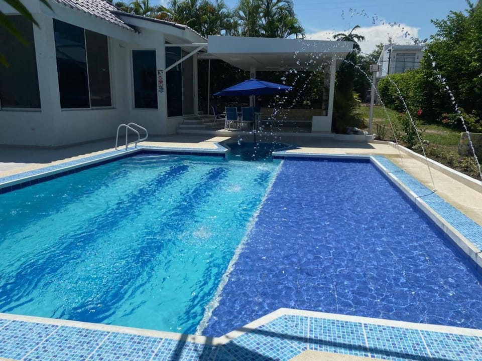 HERMOSA VILLA FAMILIAR CONDOMINIO CAMPESTRE EL PEÑON Piscina Privada Campo de Golf Villa in Girardot