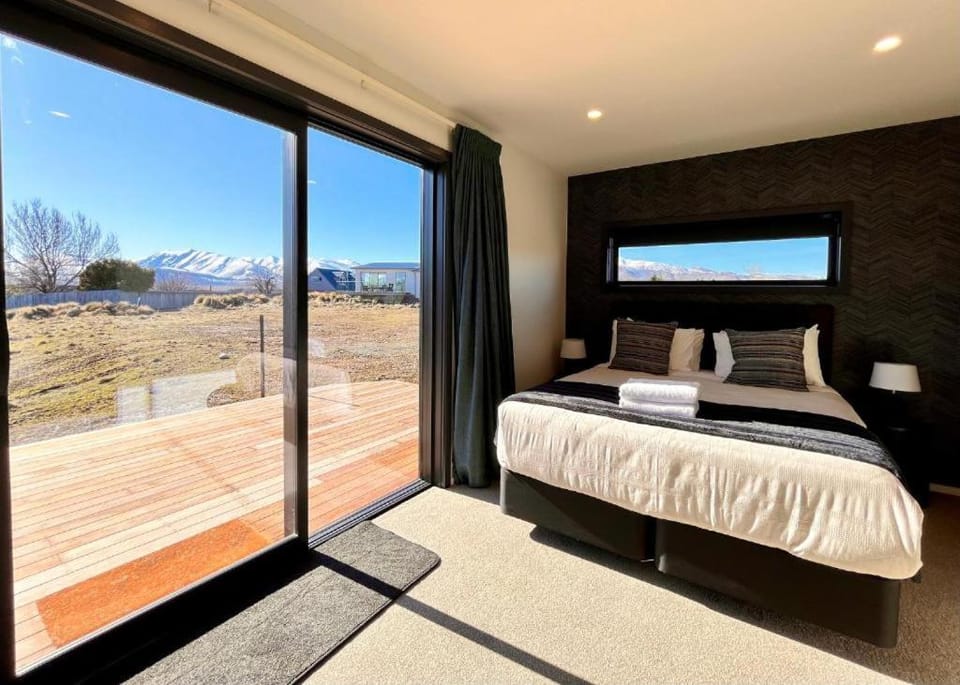 Bed, Photo of the whole room, Bedroom, Mountain view