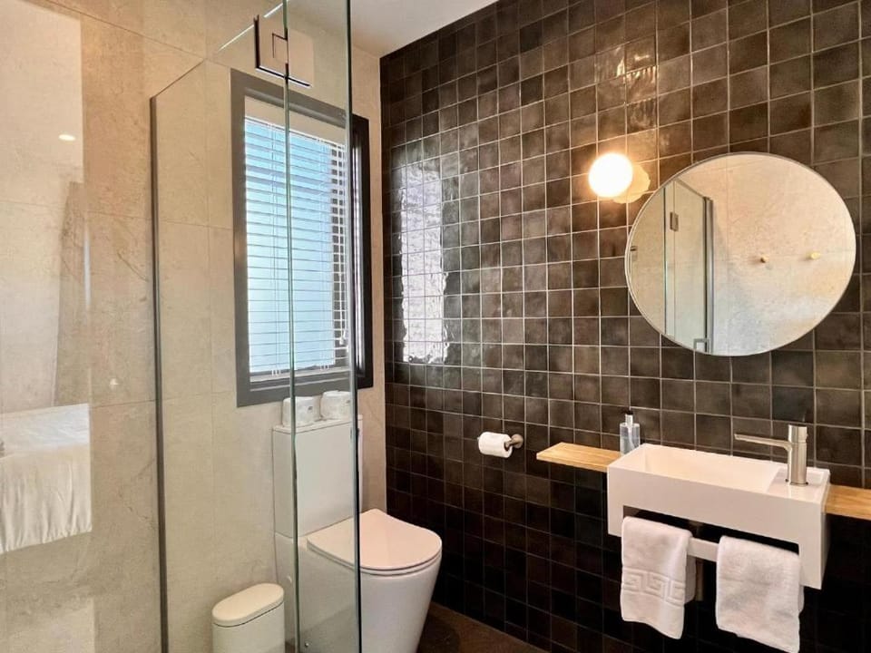 Shower, Toilet, towels