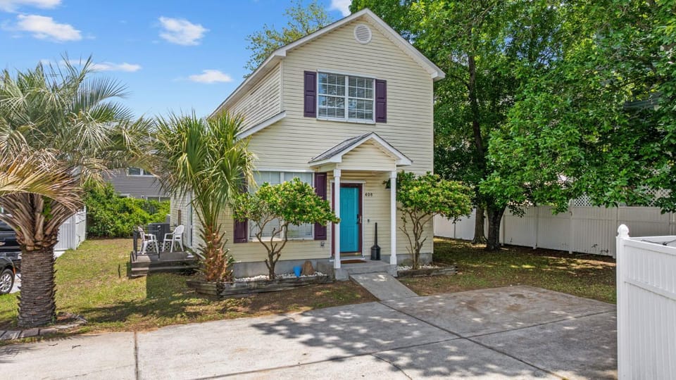 Beach Vibes Villa - 3 Bedrooms in prime location near beach with private yard! House in Myrtle Beach
