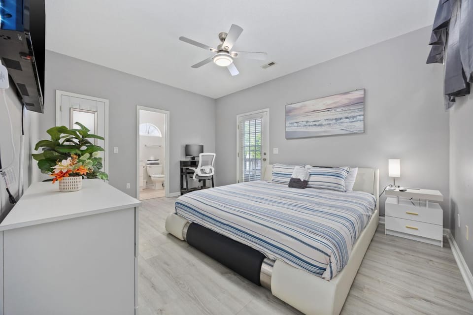 Bed, TV and multimedia, Bedroom