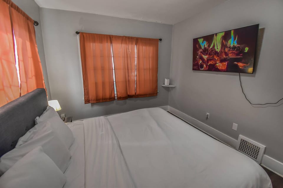 Bed, TV and multimedia, Bedroom