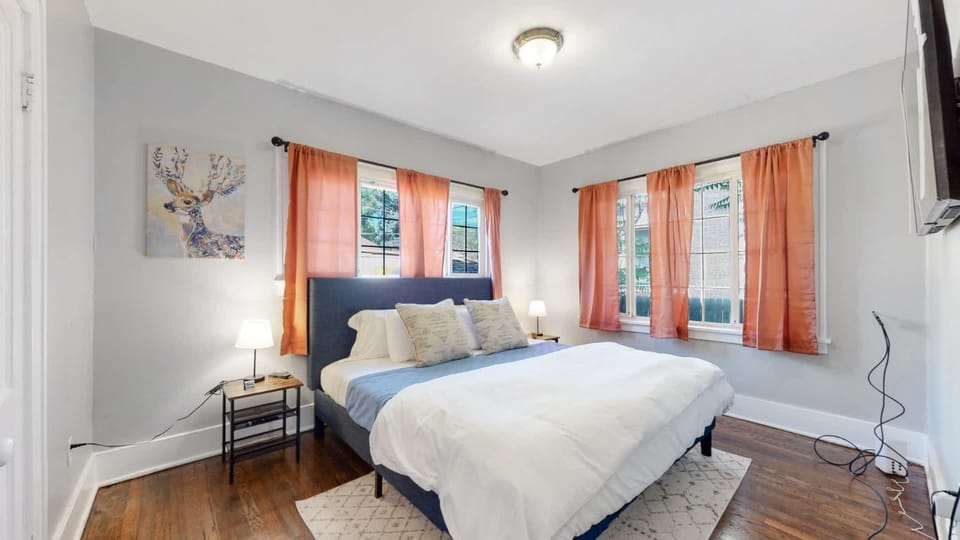 Bed, TV and multimedia, Photo of the whole room, Bedroom