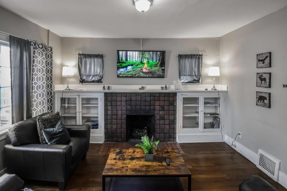 TV and multimedia, Seating area, fireplace