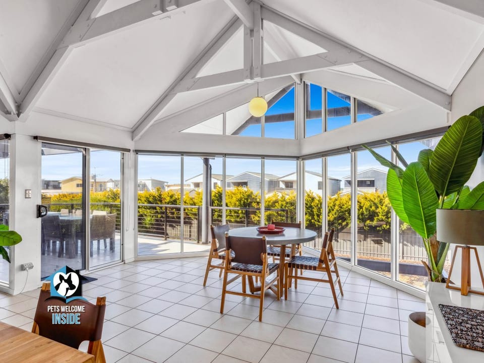 View (from property/room), Balcony/Terrace, Decorative detail, Decorative detail, Seating area, Dining area