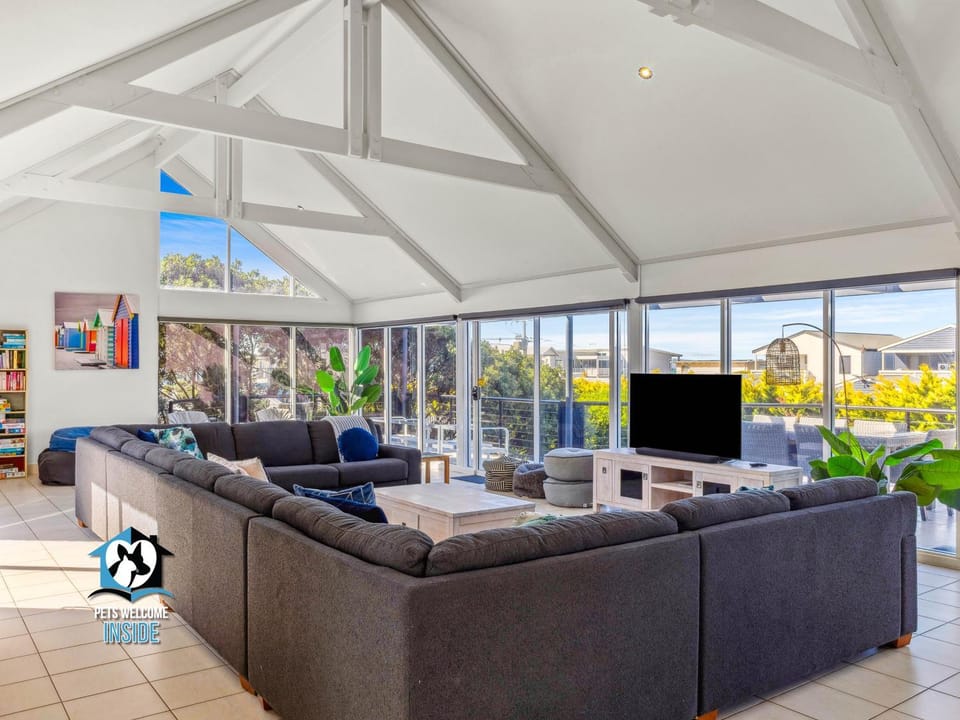 TV and multimedia, Living room, Decorative detail, Seating area, Family