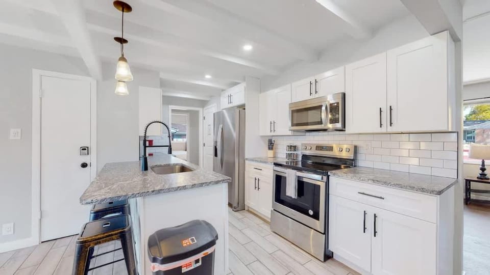 Stunning Upper Family Unit with King Beds & Yard House in Denver