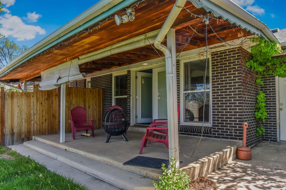 Stunning Upper Family Unit with King Beds & Yard House in Denver