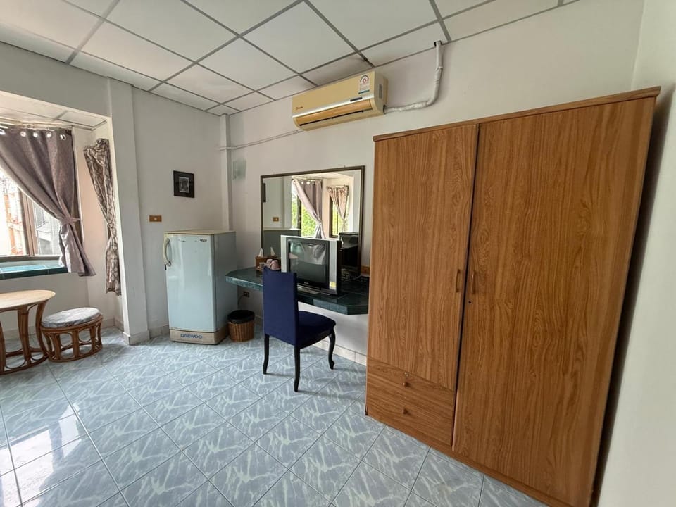 TV and multimedia, Coffee/tea facilities, internet, wardrobe, air conditioner