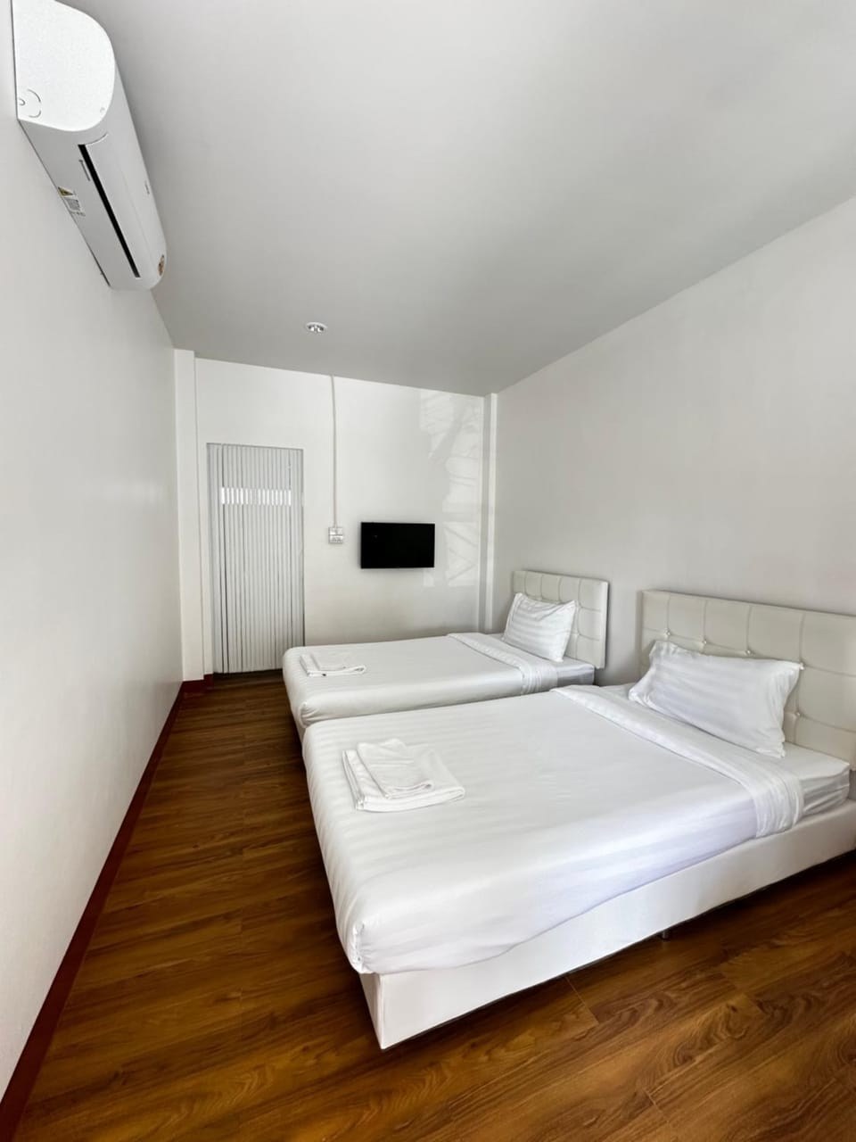 Photo of the whole room, Bedroom, air conditioner