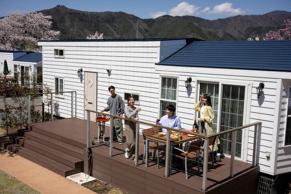 Property building, Day, People, Balcony/Terrace, Guests, Mountain view