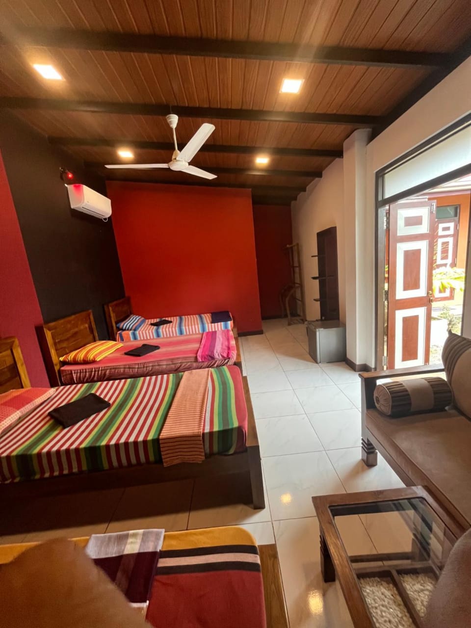 Bed, TV and multimedia, Living room, Photo of the whole room, Seating area, Bedroom, air conditioner
