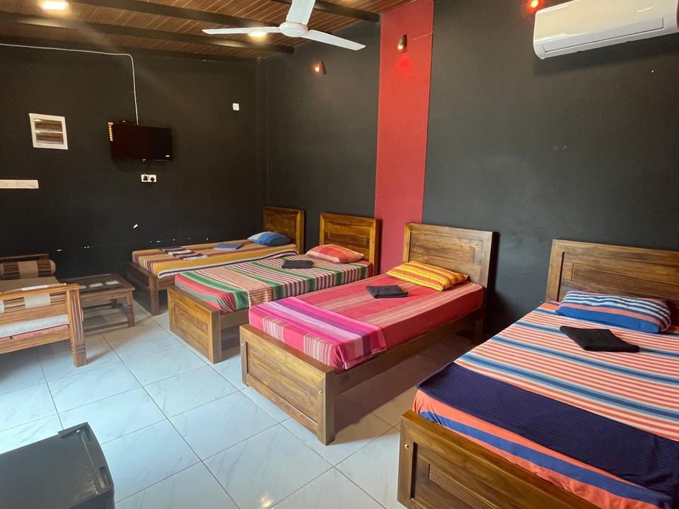 Communal lounge/ TV room, Bed, TV and multimedia, Photo of the whole room, Bedroom, bunk bed, air conditioner