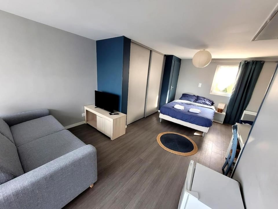 Studio indépendant à 5 minutes du Puy DuFou Apartment in Pays de la Loire