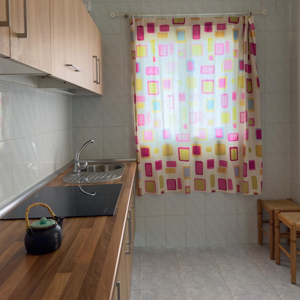 Kitchen or kitchenette, Dining area, stove