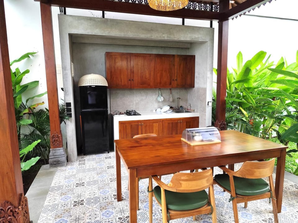 Kitchen or kitchenette, Dining area