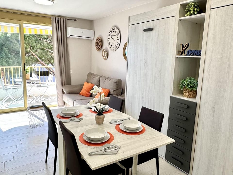 Living room, Dining area, air conditioner