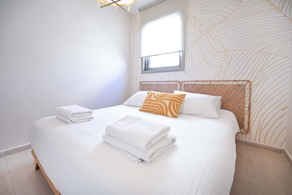 Bed, Bedroom, towels