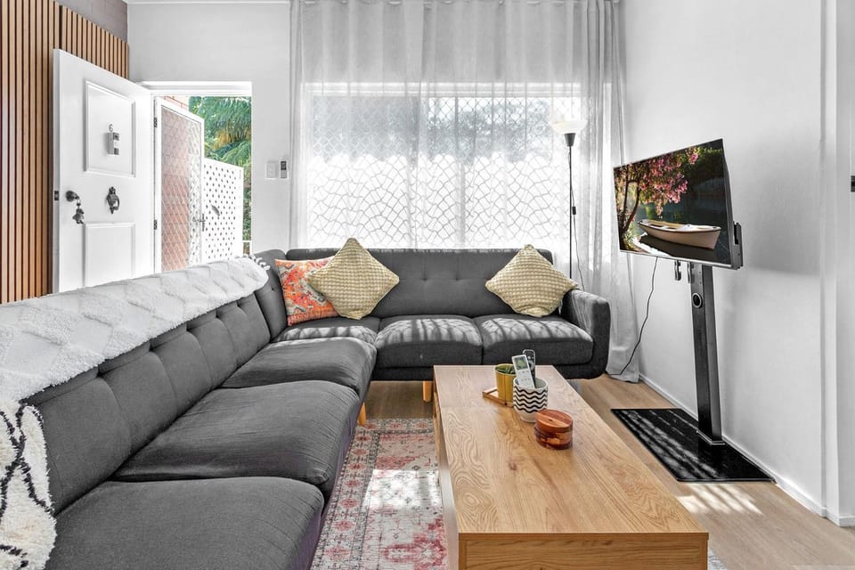 Charming 2-Bed Near River & City Apartment in Indooroopilly