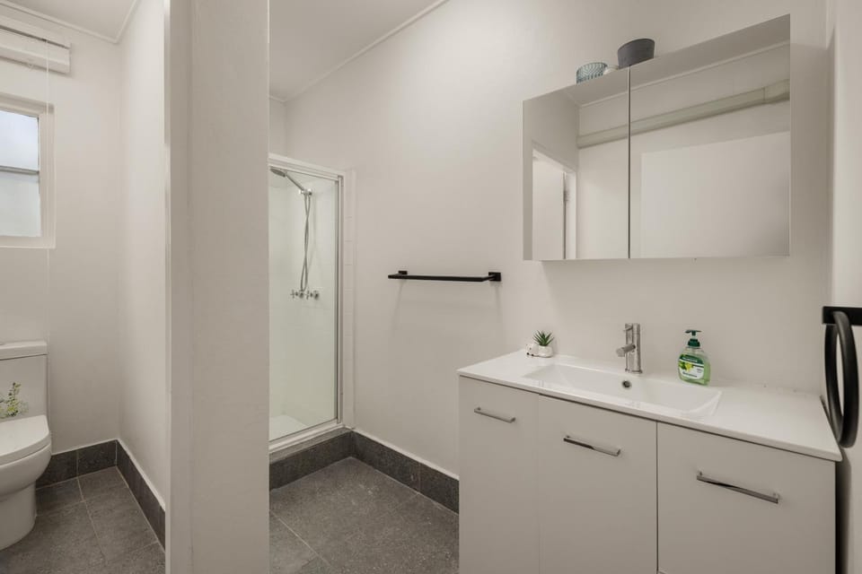 Charming 2-Bed Near River & City Apartment in Indooroopilly